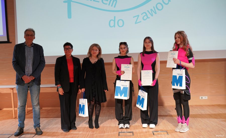 Dziewczyny na scenie w r&oacute;żowych kostiumach