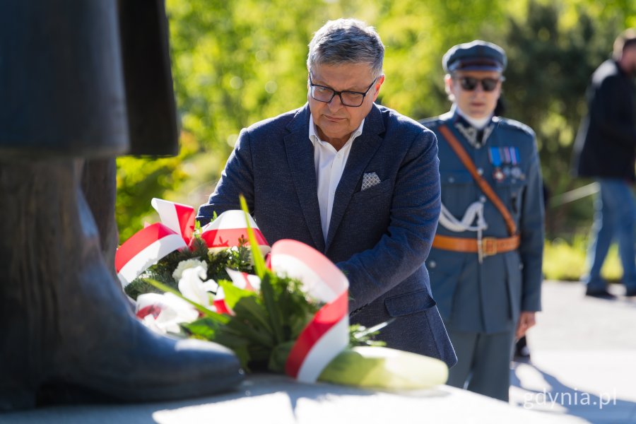 Mężczyzna z wiązanką