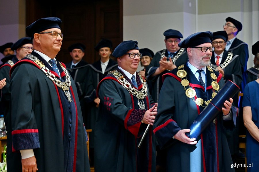 Prof. Gregory A. Worrell (na środku) wraz z prof. dr hab. inż. Krzysztofem Wildem &ndash; rektorem Politechniki Gdańskiej i prof. Dariuszem Mikielewiczem &ndash; prorektorem ds. nauki Politechniki Gdańskiej podczas uroczystości nadania tytułu doktora honoris causa
