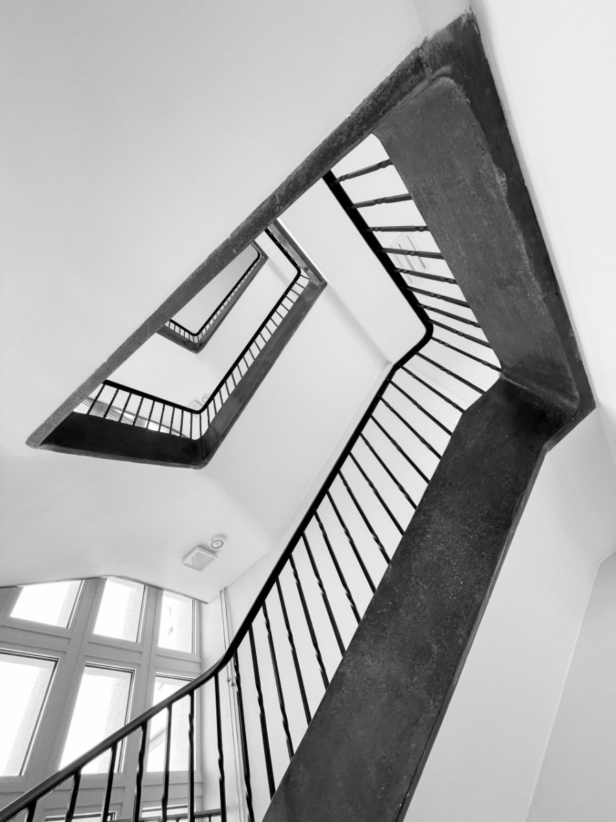 Klatka schodowa  z balustradami.