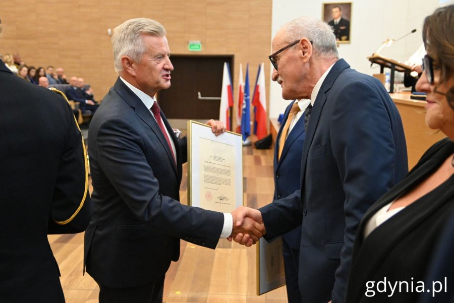 Wręczenie Honorowych Odznak Akademii Marynarki Wojennej. Na zdjęciu: Stanisław Wziątek, podsekretarz stanu w Ministerstwie Obrony Narodowej (fot. Magdalena Starnawska)