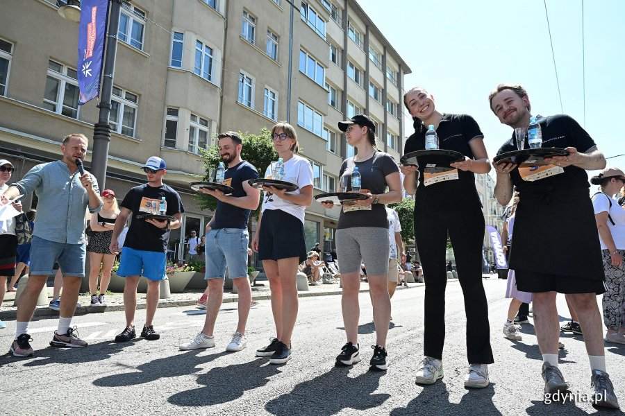 Podczas Kulinarnej Świętojańskiej nie zabrakło kluczowego punktu programu - Biegu Kelner&oacute;w. Na zdjęciu uczestnicy kategorii Profesjonaliści 