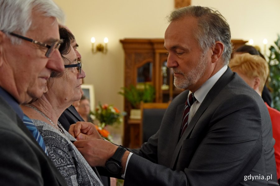 Pamiątkowe Medale za Długoletnie Pożycie Małżeńskie z rąk prezydenta Gdyni Wojciecha Szczurka odebrały kolejne gdyńskie pary // fot. Paweł Kukla