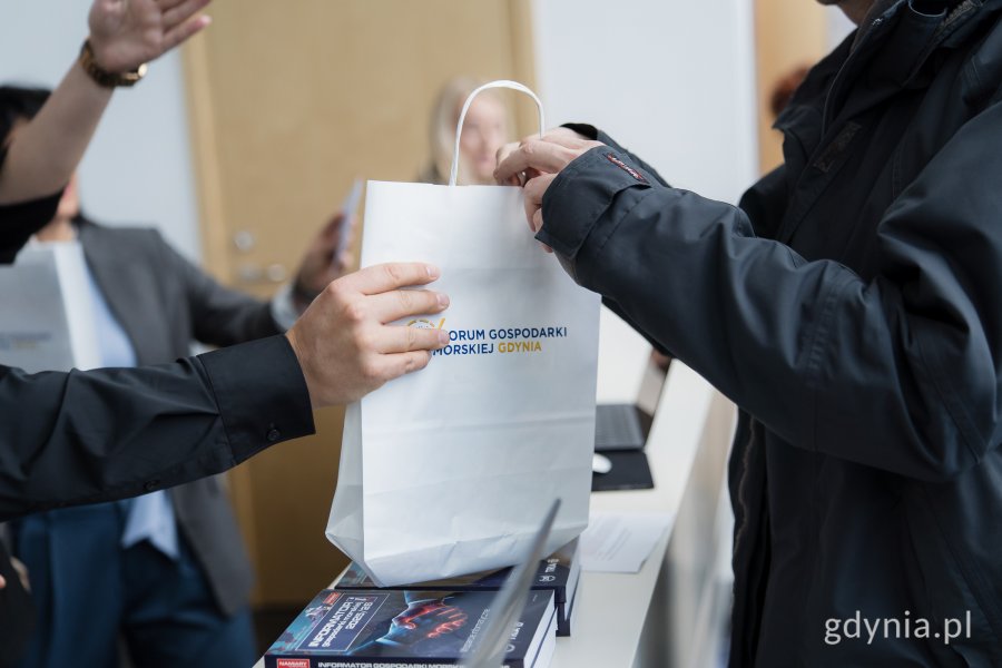 Torby z upominkami z okazji 24. Forum Gospodarki Morskiej