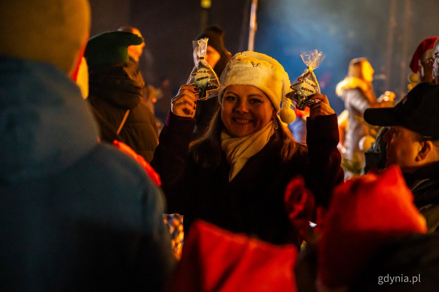 Prezydent Gdyni Aleksandra Kosiorek rozdająca słodycze dla mieszkańców. Gdyńskie mikołajki w muszli koncertowej na placu Grunwaldzkim (fot. Kamil Złoch)