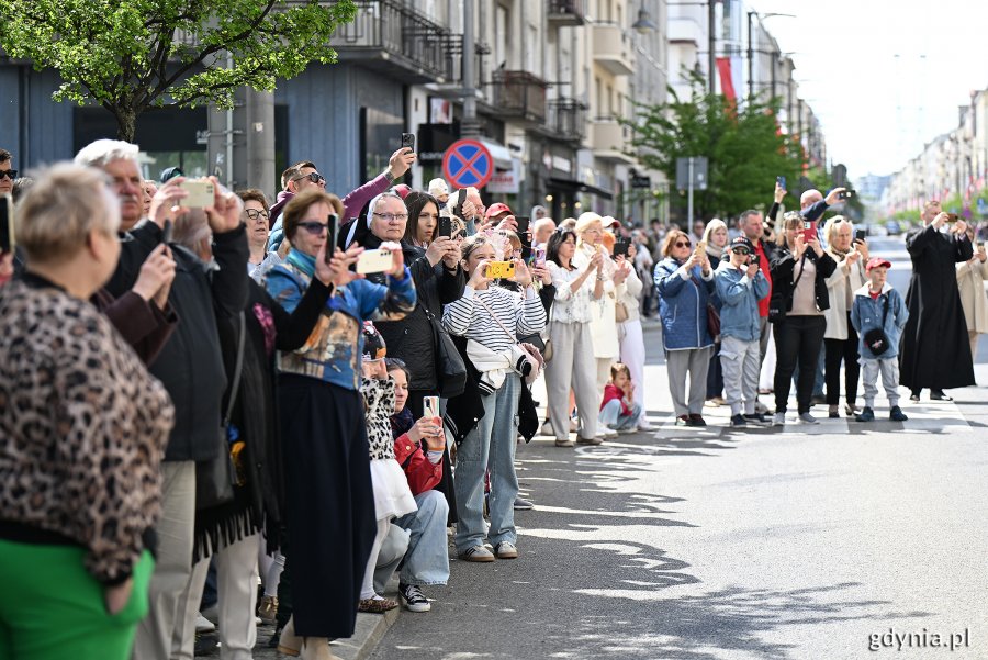 Uczestnicy uroczystości z okazji Święta Narodowego Trzeciego Maja na ulicy Świętojańskiej