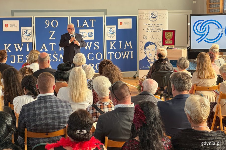 Ludzie podczas uroczystości jubileuszu 90-lecia SP 10 w Gdyni