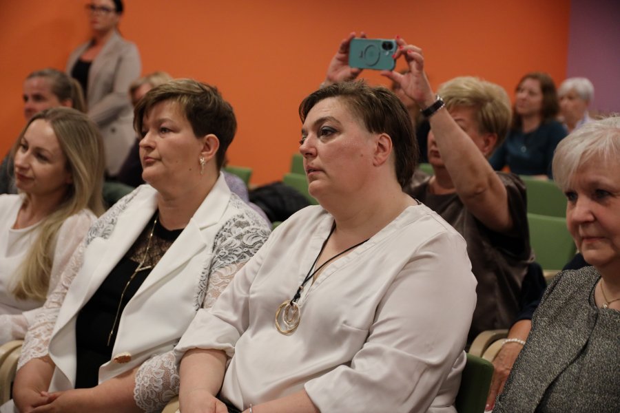 Po lewej wyr&oacute;żniona pielęgniarka Anna Doppke, a po prawej Sylwia Grinholc, ktora otrzymała "Złoty Czepek" 