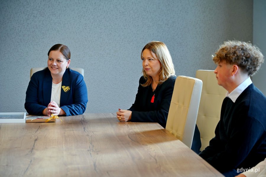 Prezydent Gdyni Aleksandra Kosiorek i wiceprezydentka Oktawia Gorzeńska podczas spotkania z uczniami, kt&oacute;rzy uczestniczyli w rejsie z okazji stulecia miasta na &bdquo;Pogorii&rdquo; 