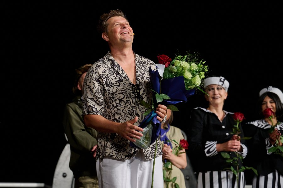 Przy mikrofonie aktor Szymon Sędrowski