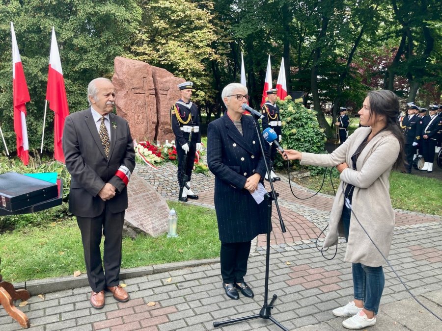 Przewodnicząca Rady Miasta Gdyni Joanna Zielińska podczas uroczystości pod pomnikiem „W hołdzie zesłańcom Sybiru”.