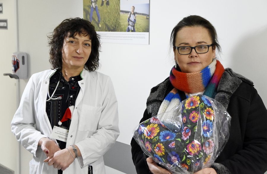 Uczniowie z IX LO w Gdyni rozdają "Serce od serca" w Szpitalu Morskim w Redłowie, fot. Kamil Złoch