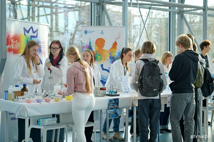 Stoisko koła chemicznego z Uniwersytetu Gdańskiego na ScienceCom 2025 
