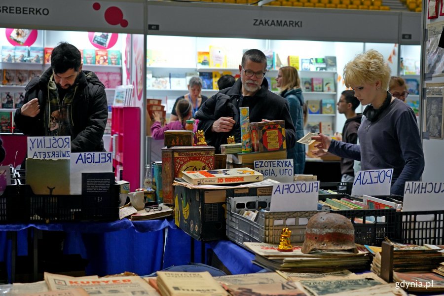 Uczestnicy Targ&oacute;w Książki w Gdyni odwiedzający stoiska wydawc&oacute;w 