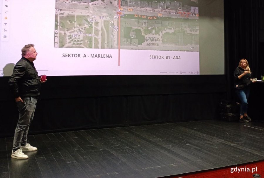 Reżyser Jerzy Rados i producentka Olga Bieniek w trakcie porannej odprawy przed pr&oacute;bą generalną lipduba w sali Warszawa Gdyńskiego Centrum Filmowego