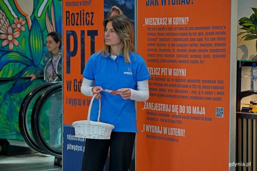 Konsultantka przy stoisku informacyjnym loterii &bdquo;Rozlicz PIT w Gdyni&rdquo; w Centrum Handlowym Batory