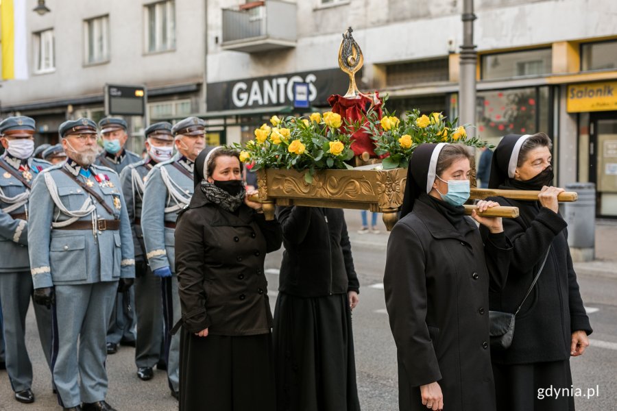 Siostry zakonne niosące relikwie św. Jana Pawła II podczas procesji różańcowej z okazji Dnia Papieskiego. Za nimi przedstawiciele Związku Piłsudczyków w historycznych mundurach // fot. Karol Stańczak
