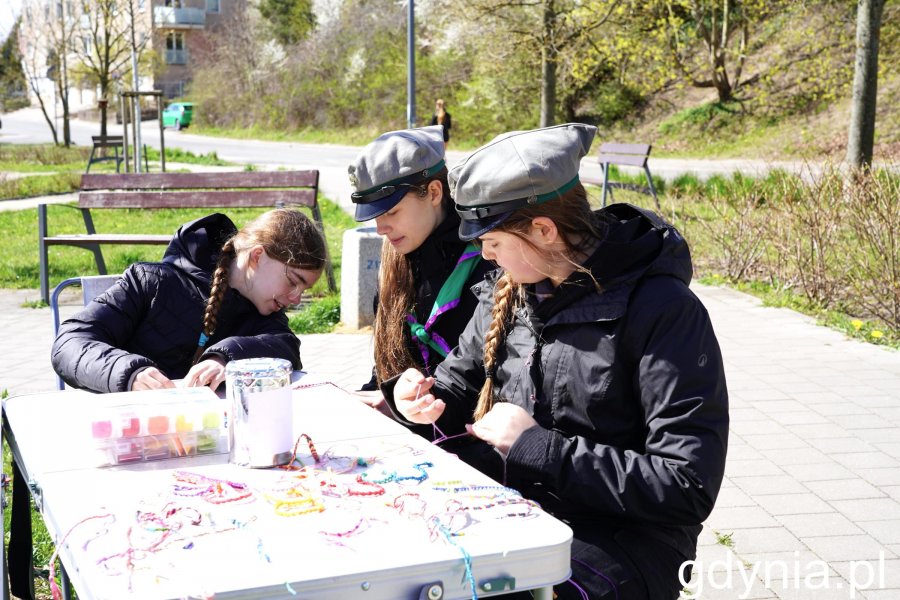 Harcerki w mundurkach przy stole