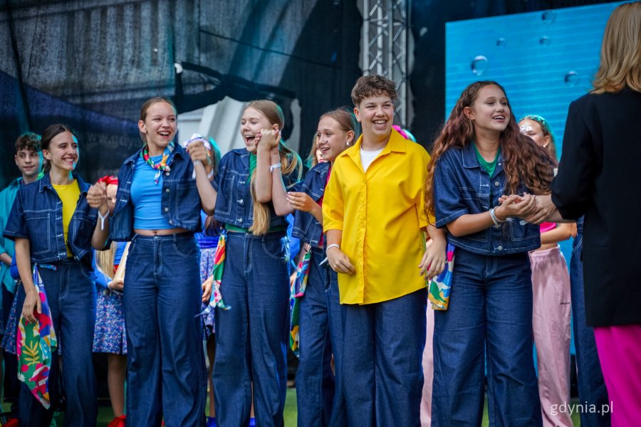Nagradzani i wyróżniani uczestnicy Międzynarodowego Festiwalu Piosenki Gdynia Open (fot. Kamil Złoch)