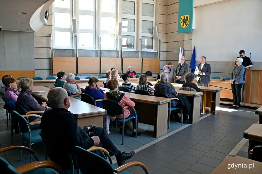Od prawej: Joanna Zielińska - przewodnicząca Rady Miasta Gdyni, Wojciech Szczurek - prezydent Gdyni oraz radny Zenon Roda podczas spotkania z gdyńskimi seniorami