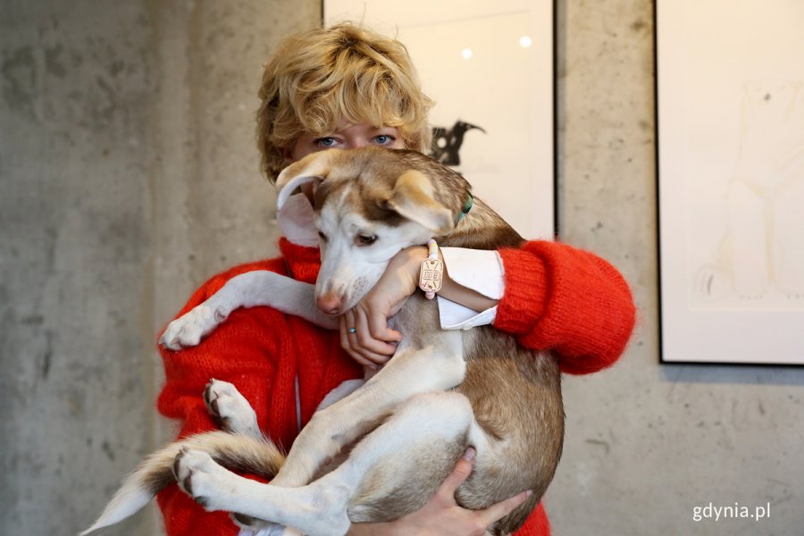 Aktorka Marianna Zydek odwiedziła wystawę ze swoim psem // fot. Przemysław Kozłowski