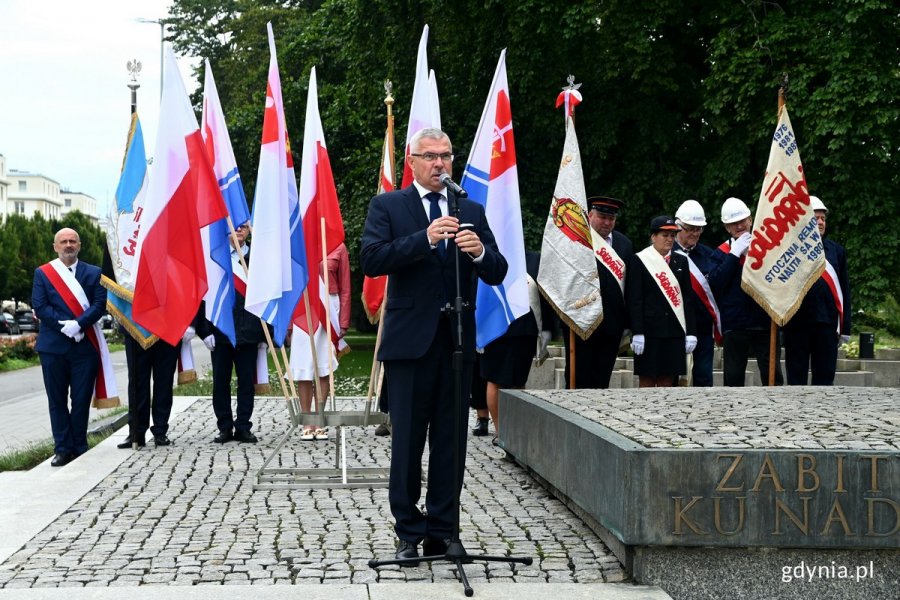 Krzysztof Dośla, przewodniczący zarządu regionu gdańskiego NSZZ „Solidarność” przemawiający podczas uroczystości z okazji 43. rocznicy strajków sierpniowych i podpisania porozumień sierpniowych // fot. Magdalena Czernek