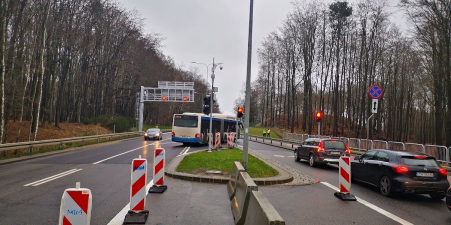 Testy kontrapasa - zjazd autobusu z kontrapasa/ fot. ZDiZ