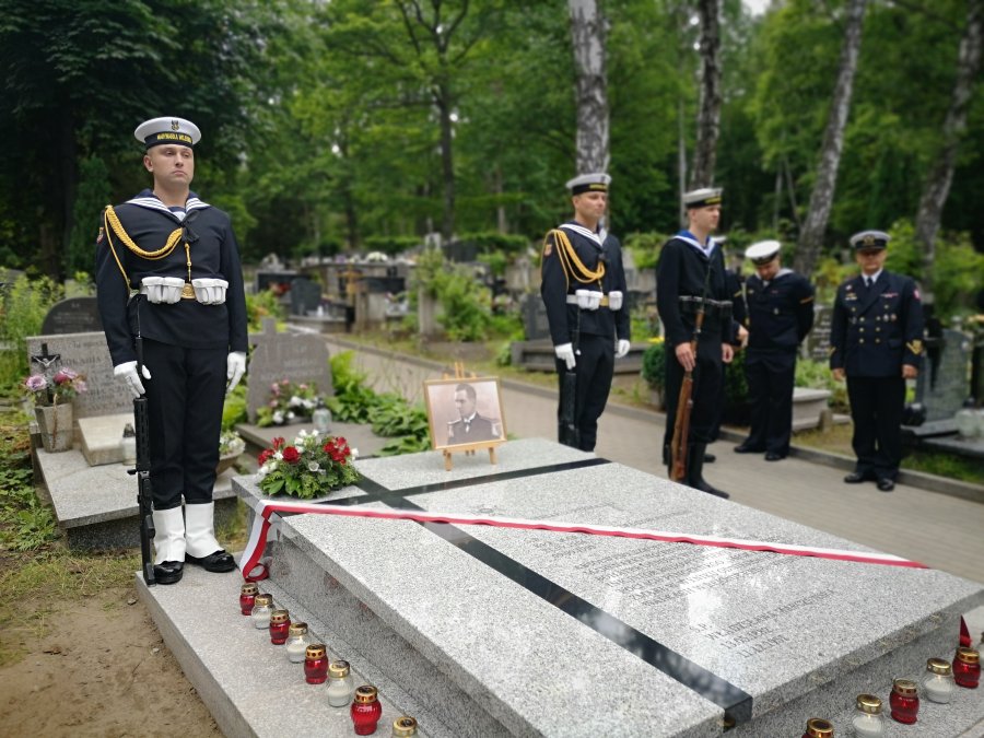 na zdjęciu płyta nagrobna ze zdjęciem