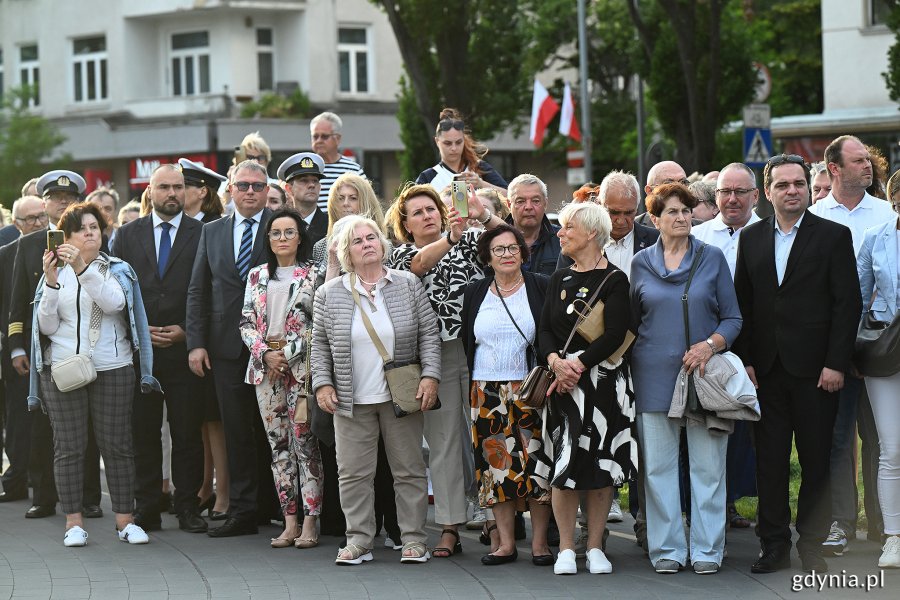 Uczestnicy uroczystego apelu z okazji Święta Morza zgromadzeni na skwerze Kościuszki