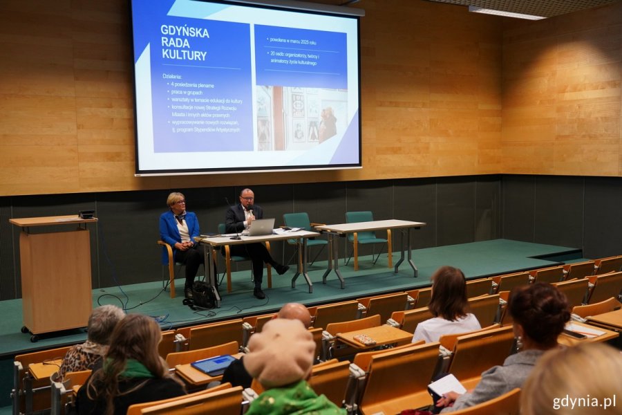 Spotkanie prowadzą Mariusz Bzdęga, dyrektor zarządzający ds. kultury i aktywności mieszkańców oraz Teresa Bysewska, radna Gdyni