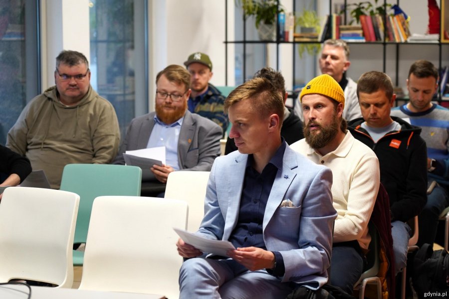 Członkowie gdyńskiej Rady ds. Mężczyzn i Michał Gulczyński, autor książki pt. &bdquo;Mężczyźni. O nier&oacute;wności płci&rdquo; na spotkaniu