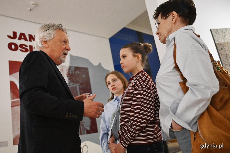 Profesor Janusz Osicki rozmawia z gośćmi wernisażu