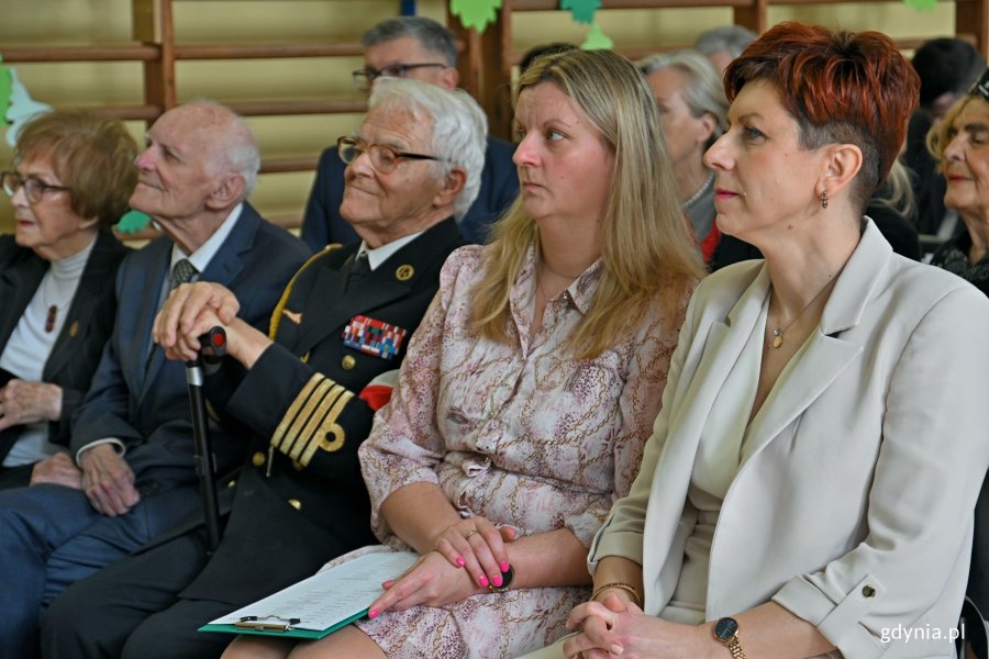 Anna Pączek, dyrektorka Szkoła Podstawowej nr 26 w Gdyni, przedstawiciele Światowego Związku Żołnierzy Armii Krajowej i inni uczestnicy podczas uroczystości z okazji 65-lecia Szkoły Podstawowej nr 26 w Gdyni
