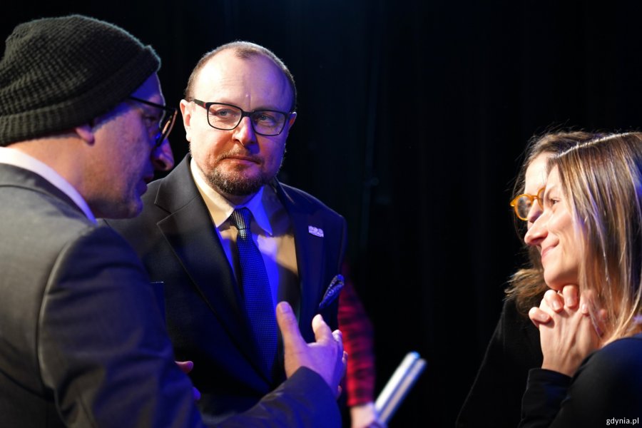 Na zdjęciu: Mariusz Bzdęga, dyrektor zarządzający ds. kultury i aktywności mieszkańc&oacute;w z laureatami tegorocznych stypendi&oacute;w kulturalnych w Konsulacie Kultury