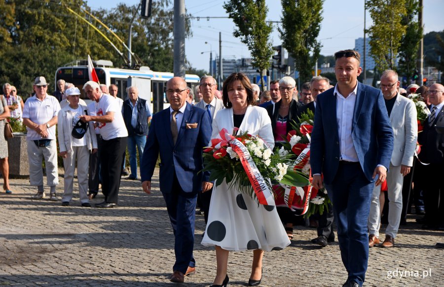 Symboliczne złożenie kwiatów pod pomnikiem Ofiar Grudnia '70, fot. Kamil Złoch