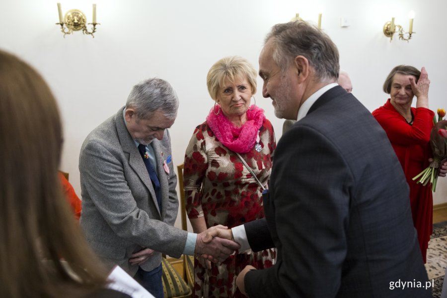 Pamiątkowe Medale za Długoletnie Pożycie Małżeńskie z rąk prezydenta Wojciecha Szczurka odebrały pary obchodzące Złote Gody, na zdjęciu: prezydent Wojciech Szczurek, fot. Przemysław Kozłowski