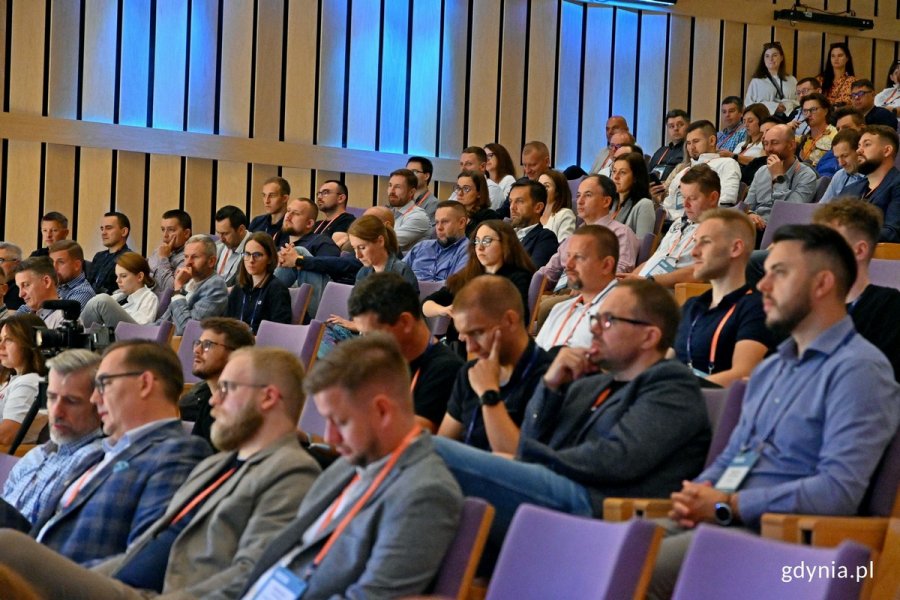 Uczestnicy konferencji OPER8IT zgromadzeni w jednej z sal konferencyjnych Pomorskiego Parku Naukowo-Technologicznego Gdynia // fot. Magdalena Czernek