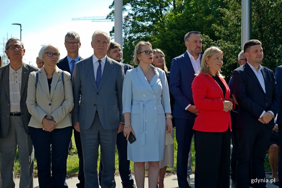 Od prawej: wiceprezydenci Maciej Zielonka i Oktawia Gorzeńska, Tomasz Augustyniak - dyrektor zarządzający ds. społecznych Urzędu Miasta Gdyni, radni miasta Agnieszka Tokarska, Monika Strzałkowska, Dominik Aziewicz, senator Sławomir Rybicki, wiceprezydent Rafał Geremek i radna miasta Joanna Zielińska podczas uroczystości upamiętniających 81. rocznicę wybuchu powstania warszawskiego