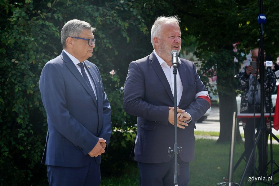 Krzysztof Kozubowski &ndash; członek zarządu okręgu pomorskiego Światowego Związku Żołnierzy Armii Krajowej i Krzysztof Jankowski &ndash; prezes gdyńskiego koła Światowego Związku Żołnierzy Armii Krajowej przemawiający podczas uroczystości z okazji 82. rocznicy wybuchu powstania warszawskiego 