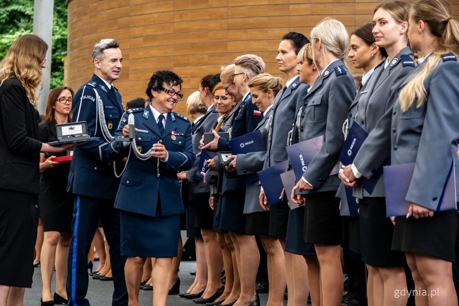 Obchody Święta Policji dla funkcjonariuszy Komendy Miejskiej Policji w Gdyni i Komendy Miejskiej Policji w Sopocie w Operze Leśnej (fot. Kamil Złoch)