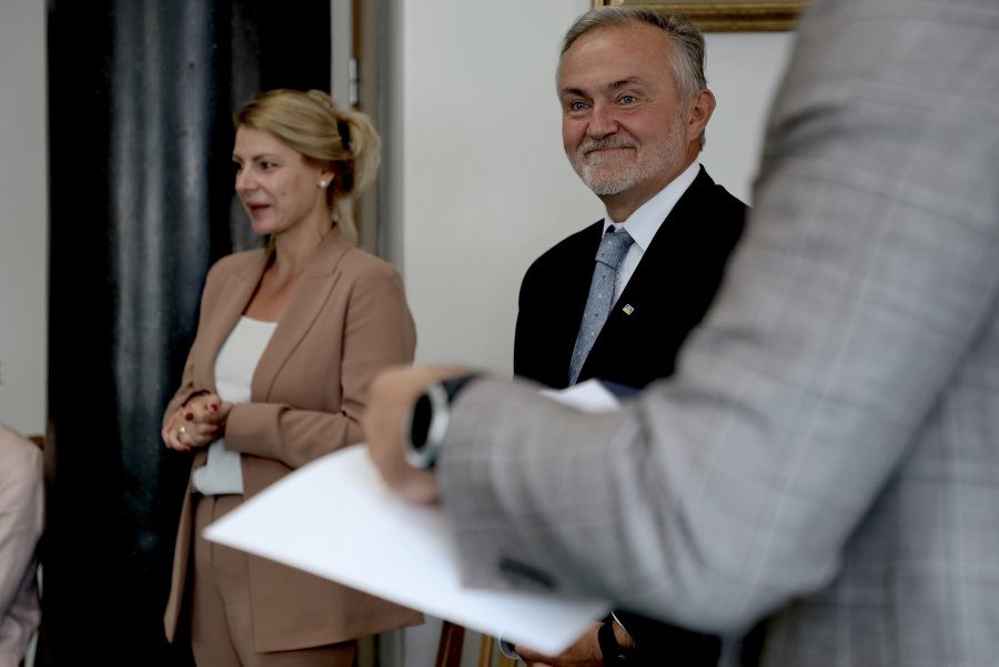 Prezydent Wojciech Szczurek oraz skarbnik Aleksandra Mendryk - Uroczyste wręczenie nominacji dla kadry kierowniczej nowej struktury pionu skarbnika w Urzędzie Miasta Gdyni / fot. Paweł Marszałkowski