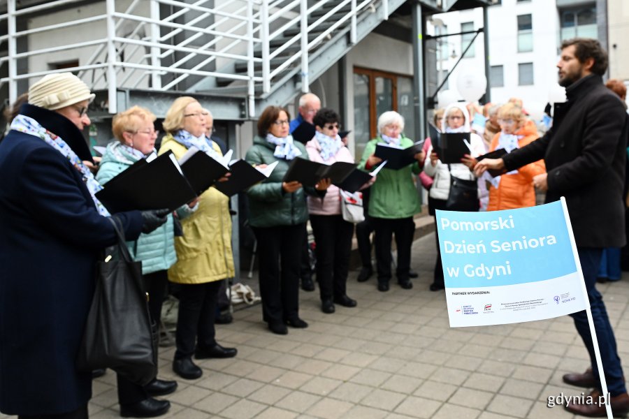 Występ chóru na Placu Kaszubskim (fot. Michał Puszczewicz)