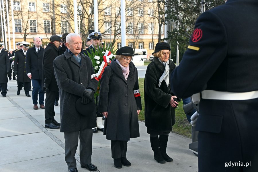 Przedstawiciele Światowego Związku Żołnierzy Armii Krajowej i uczestniczka powstania warszawskiego składają kwiaty przed pomnikiem AK podczas uroczystości upamiętniających 80. rocznicę utworzenia Armii Krajowej. Od lewej: Eugeniusz Wrochna ps. „Jaskółka”, żołnierz Armii Krajowej i prezes honorowy gdyńskiego oddziału  Światowego Związku Żołnierzy Armii Krajowej, Krystyna Cembrzyńska-Piłat – wiceprezes okręgu pomorskiego Światowego Związku Żołnierzy Armii Krajowej, Krystyna Kodymowska - uczestniczka powstania warszawskiego // fot. Magdalena Czernek 