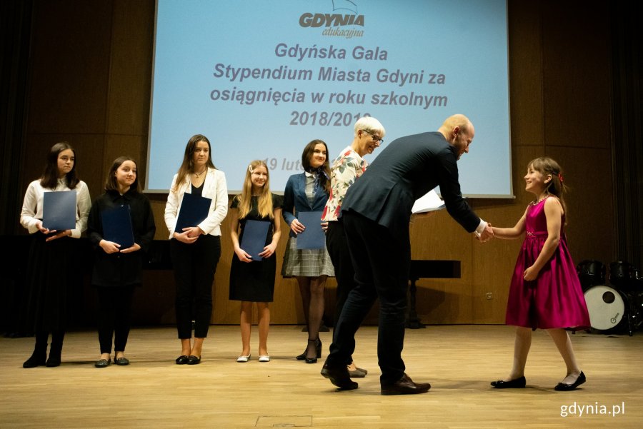 Zdolni gdyńscy uczniowie i studenci odebrali stypendia z rak wiceprezydenta Gdyni Bartosza Bartoszewicza oraz Joanny Zielińskiej, przewodniczącej Rady Miasta Gdyni // fot. Anna Rezulak 