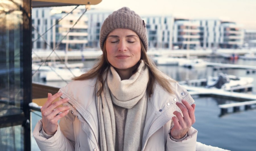 Gosia Mostowska pokazuje technikę oddechu oczyszczającego