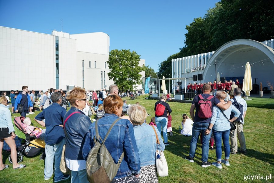 Występ chóru Zawisza Czarny w muszli na placu Grunwaldzkim i publiczność