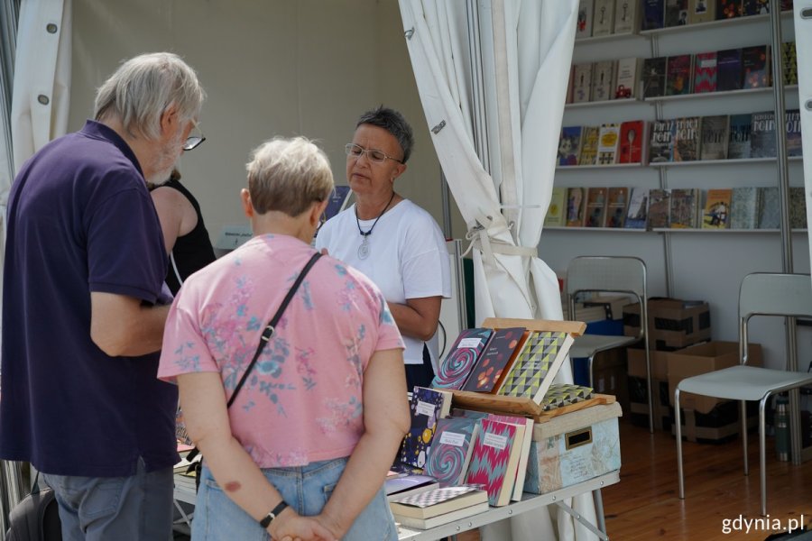Ludzie na Plenerze Literackim na bulwarze Nadmorskim