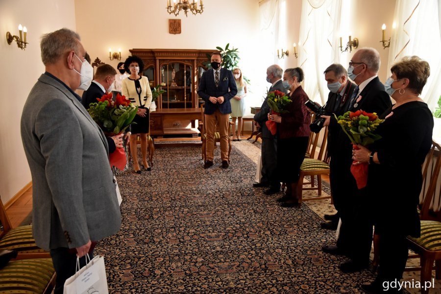 Medale za Długoletnie Pożycie Małżeńskie wręczył Marek Łucyk, wiceprezydent Gdyni // fot. Paweł Kukla