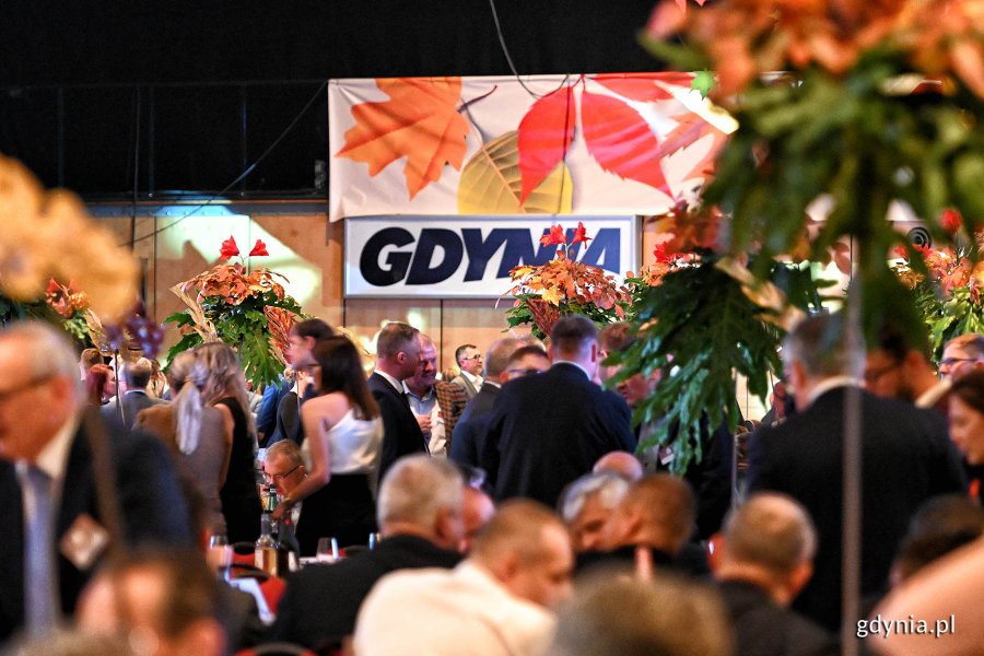 Ludzie na tle napisu Gdynia