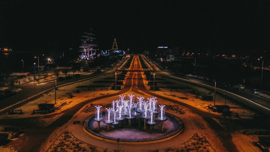 iluminacje świąteczne w Gdyni, fontanna, widok na miasto z góry